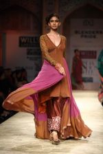 Model walks the ramp for Manish Malhotra at Wills Lifestyle India Fashion Week Autumn Winter 2012 Day 3 on 17th Feb 2012 (23).JPG